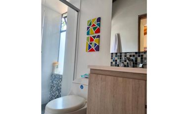 Venta de amplia casa con terraza en el Poblado 