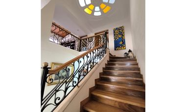 Venta de amplia casa con terraza en el Poblado 