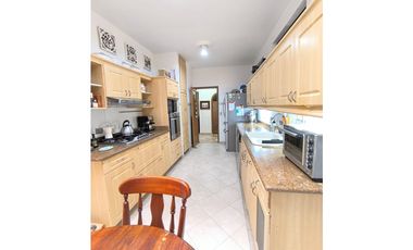 Venta de amplia casa con terraza en el Poblado 