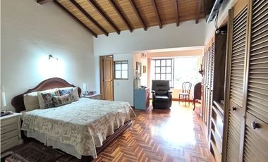 Venta de amplia casa con terraza en el Poblado 