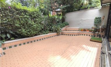 Venta de amplia casa con terraza en el Poblado 