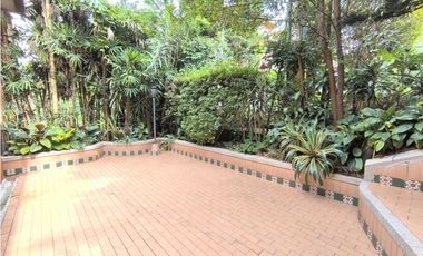 Venta de amplia casa con terraza en el Poblado 