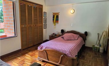 Venta de amplia casa con terraza en el Poblado 