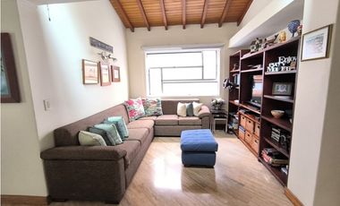 Venta de amplia casa con terraza en el Poblado 