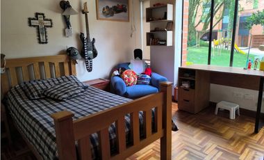 Venta de amplia casa con terraza en el Poblado 