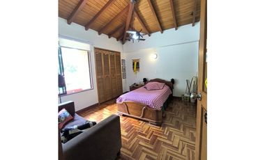 Venta de amplia casa con terraza en el Poblado 