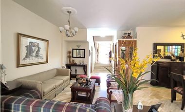 Venta de amplia casa con terraza en el Poblado 