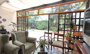 Venta de amplia casa con terraza en el Poblado 