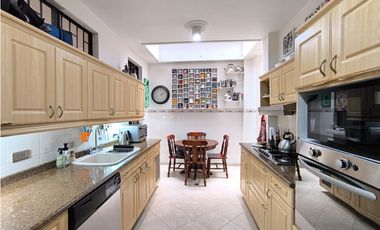 Venta de amplia casa con terraza en el Poblado 