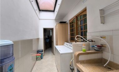 Venta de amplia casa con terraza en el Poblado 