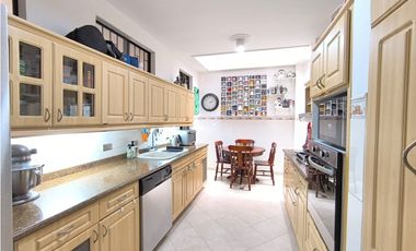 Venta de amplia casa con terraza en el Poblado 