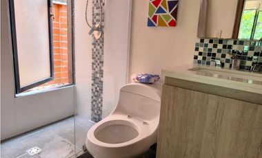 Venta de amplia casa con terraza en el Poblado 