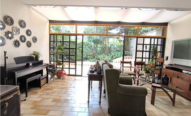 Venta de amplia casa con terraza en el Poblado 