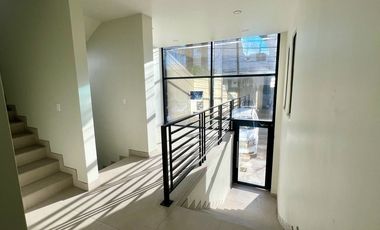 Edificio con estacionamiento en Venta (a una cuadra de Zona Río)
