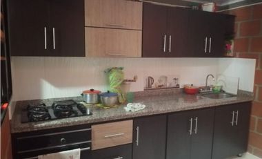 SE VENDE CASA CON TERRAZA Y GARAJE POR LA LAURA PINZÓN, VILLAMARA