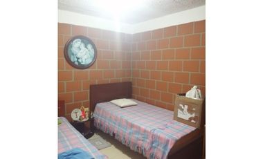 SE VENDE CASA CON TERRAZA Y GARAJE POR LA LAURA PINZÓN, VILLAMARA