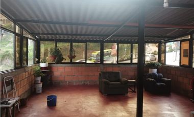 SE VENDE CASA CON TERRAZA Y GARAJE POR LA LAURA PINZÓN, VILLAMARA