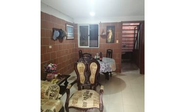 SE VENDE CASA CON TERRAZA Y GARAJE POR LA LAURA PINZÓN, VILLAMARA