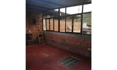 SE VENDE CASA CON TERRAZA Y GARAJE POR LA LAURA PINZÓN, VILLAMARA