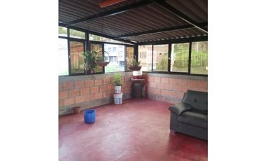 SE VENDE CASA CON TERRAZA Y GARAJE POR LA LAURA PINZÓN, VILLAMARA