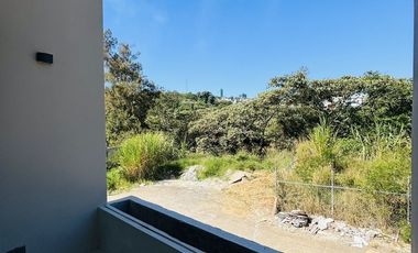 Casa en venta con acceso a amplia área verde en Monte Novo