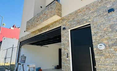 Casa en venta con acceso a amplia área verde en Monte Novo