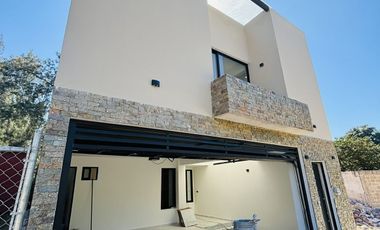 Casa en venta con acceso a amplia área verde en Monte Novo