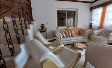 SE VENDE Y/O PERMUTA CASA DE TRES PISOS EN LOS ANGELES MONTERA