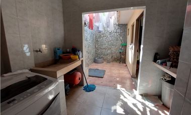 SE VENDE Y/O PERMUTA CASA DE TRES PISOS EN LOS ANGELES MONTERA