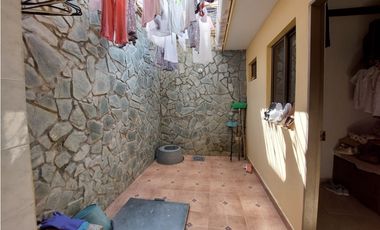 SE VENDE Y/O PERMUTA CASA DE TRES PISOS EN LOS ANGELES MONTERA