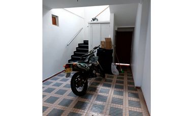 SE VENDE APARTAMENTO DE DOS PISOS EN EL CENTRO DE MONTERA