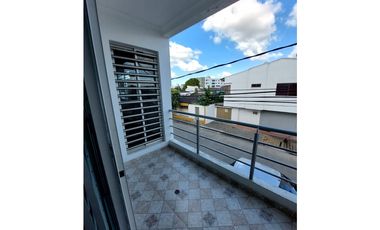 SE VENDE APARTAMENTO DE DOS PISOS EN EL CENTRO DE MONTERA