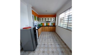 SE VENDE APARTAMENTO DE DOS PISOS EN EL CENTRO DE MONTERA