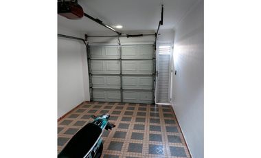 SE VENDE APARTAMENTO DE DOS PISOS EN EL CENTRO DE MONTERA