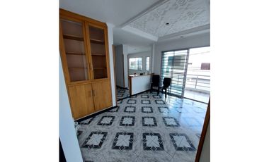 SE VENDE APARTAMENTO DE DOS PISOS EN EL CENTRO DE MONTERA