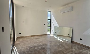 CASA DE 2 PLANTAS CON ALBERCA EN PRIVADA CON AMENIDADES AL NORTE DE MERIDA