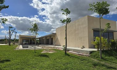 CASA DE 2 PLANTAS CON ALBERCA EN PRIVADA CON AMENIDADES AL NORTE DE MERIDA