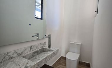 CASA DE 2 PLANTAS CON ALBERCA EN PRIVADA CON AMENIDADES AL NORTE DE MERIDA