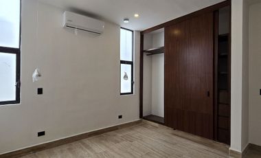 CASA DE 2 PLANTAS CON ALBERCA EN PRIVADA CON AMENIDADES AL NORTE DE MERIDA