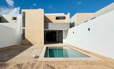 CASA DE 2 PLANTAS CON ALBERCA EN PRIVADA CON AMENIDADES AL NORTE DE MERIDA