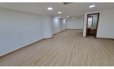 EN ARRIENDO OFICINA EN EL POBLADO