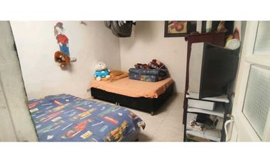 Casalote de 1600 M2 en 200 mill en La Gran Vía de Tena Cund.