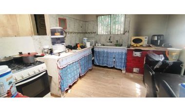 Casalote de 1600 M2 en 200 mill en La Gran Vía de Tena Cund.