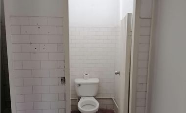 ¡Se arrienda amplia bodega, Av del río, Pereira!