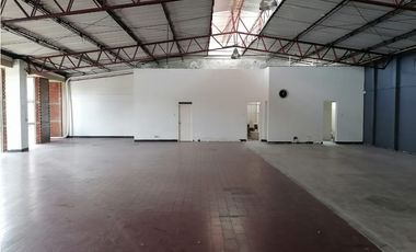 ¡Se arrienda amplia bodega, Av del río, Pereira!