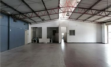 ¡Se arrienda amplia bodega, Av del río, Pereira!