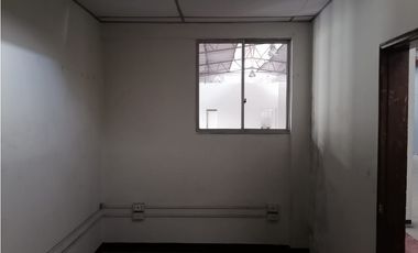 ¡Se arrienda amplia bodega, Av del río, Pereira!