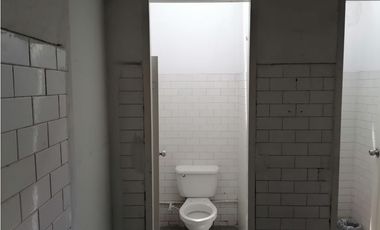 ¡Se arrienda amplia bodega, Av del río, Pereira!