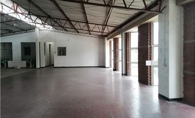 ¡Se arrienda amplia bodega, Av del río, Pereira!