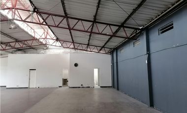 ¡Se arrienda amplia bodega, Av del río, Pereira!